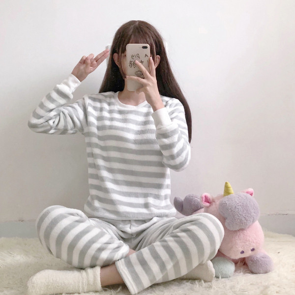 Πολύχρωμες κυρίες πιτζάμες σε δύο χρώματα