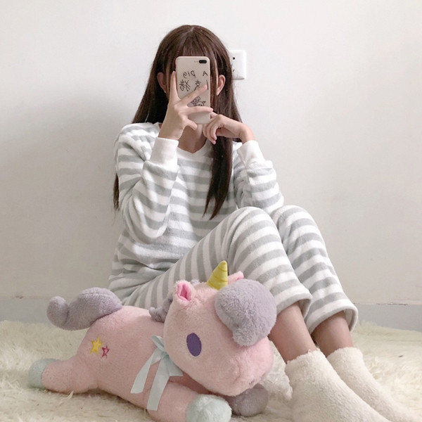 Πολύχρωμες κυρίες πιτζάμες σε δύο χρώματα