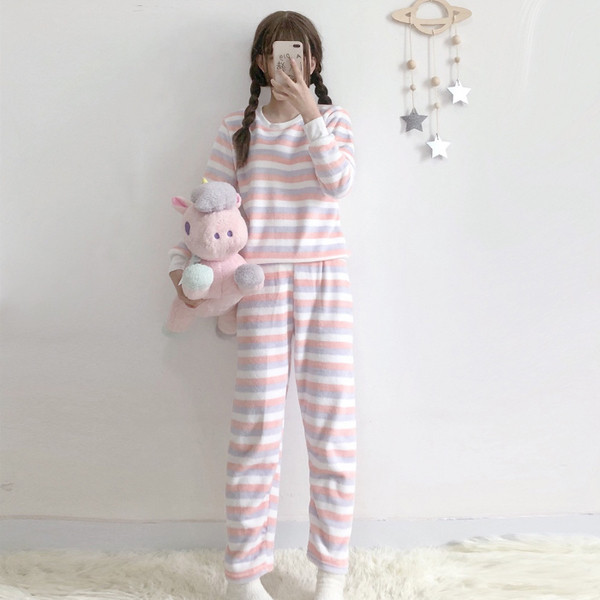 Πολύχρωμες κυρίες πιτζάμες σε δύο χρώματα