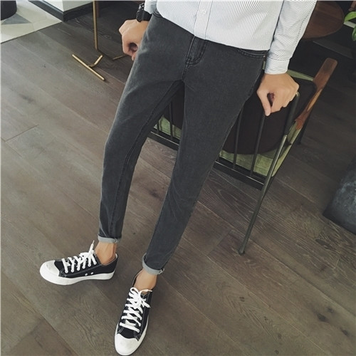 Κομψά τζιν ανδρικά σε σκούρο χρώμα