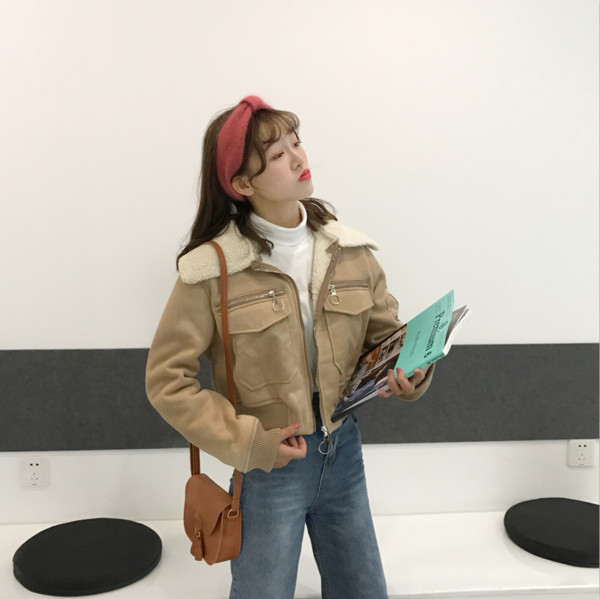 Μπουφάν σύντομης άνθισης για κυρίες σε μπεζ και ροζ χρώμα με βελούδινο γιακά