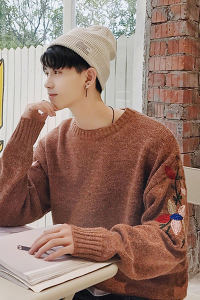 Χειμερινό πουλόβερ από άνδρες με κολάρο σε σχήμα O και κεντήματα σε μανίκια σε τέσσερα χρώματα