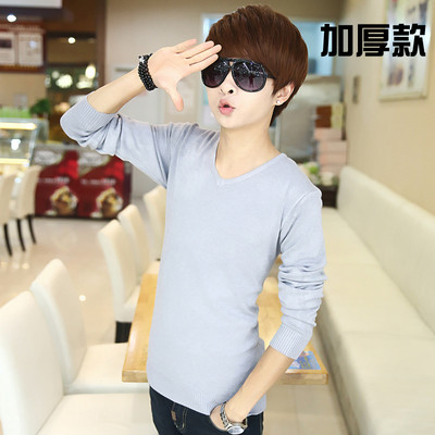 Κομψό πουλόβερ των ανδρών από το λεπτό πλέξιμο σε διάφορα χρώματα