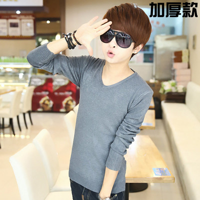 Κομψό πουλόβερ των ανδρών από το λεπτό πλέξιμο σε διάφορα χρώματα