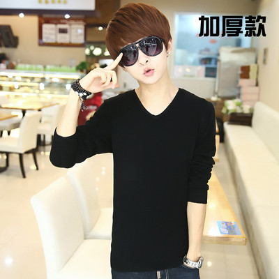 Κομψό πουλόβερ των ανδρών από το λεπτό πλέξιμο σε διάφορα χρώματα