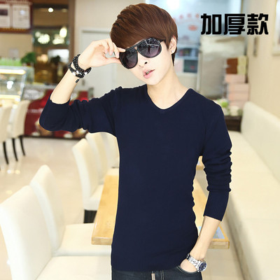 Κομψό πουλόβερ των ανδρών από το λεπτό πλέξιμο σε διάφορα χρώματα