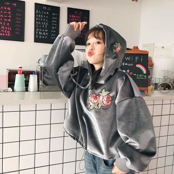 Κομψή γυναικεία φούτερ με κουκούλα και κεντήματα