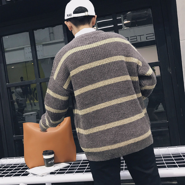 Πλεκτό πουλόβερ για άνδρες σε σκούρα χρώματα, κατάλληλο για καθημερινή ζωή