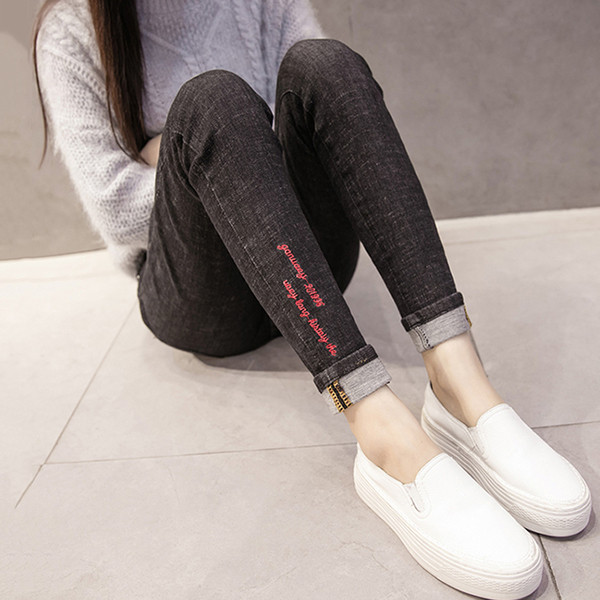 Casual γυναικείο τζιν, δύο μοντέλα σε σκούρα χρώματα, δύο μοντέλα - παχύ και λεπτό