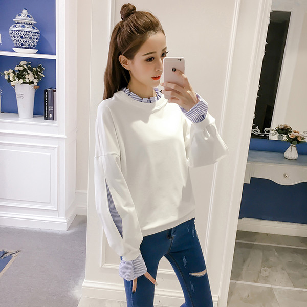 Спортно-елегантен дамски пуловер с пришита риза в бял и сив цвят