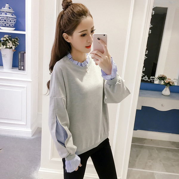 Спортно-елегантен дамски пуловер с пришита риза в бял и сив цвят