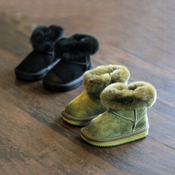 Χειμερινές μπότες για κορίτσια με επίπεδη σόλα και με χνούδι σε δύο χρώματα