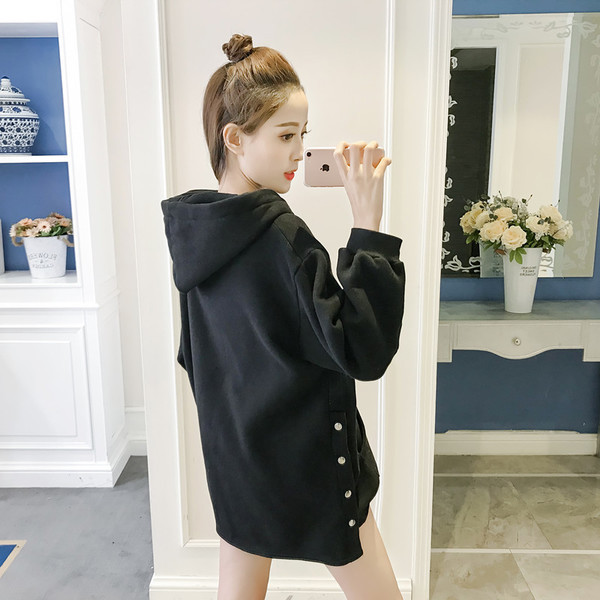 Αθλητικό casual μπλούζα για κυρίες με κουκούλα και μεγάλες μεταλλικές ζώνες σε δύο χρώματα