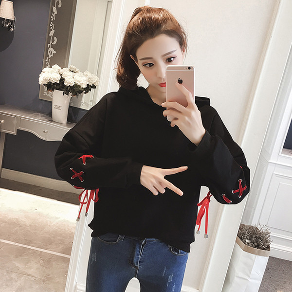 Γυναικείο φούτερ με κουκούλα και ενδιαφέρον μανίκια σε μαύρο και κόκκινο χρώμα