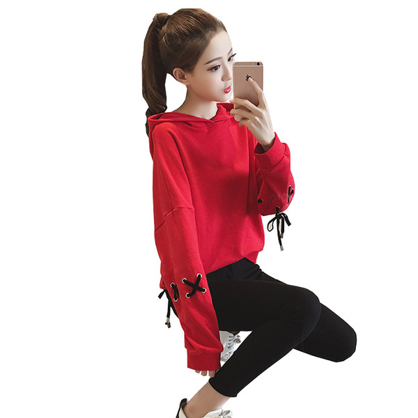 Γυναικείο φούτερ με κουκούλα και ενδιαφέρον μανίκια σε μαύρο και κόκκινο χρώμα