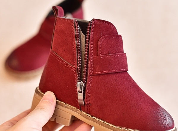 Κομψές παιδικές μπότες για κορίτσια με ιμάντα σε τρία χρώματα