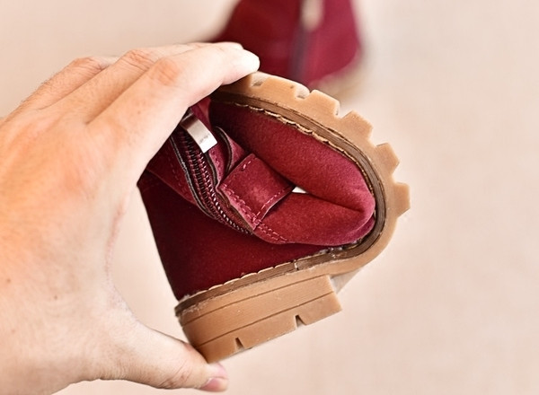 Κομψές παιδικές μπότες για κορίτσια με ιμάντα σε τρία χρώματα