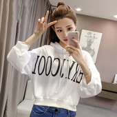 Γυναικεία αθλητικά ρούχα σε σύντομο σχέδιο με τριών χρωμάτων επιγραφή