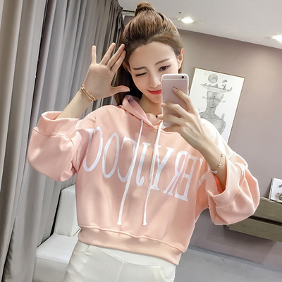 Γυναικεία αθλητικά ρούχα σε σύντομο σχέδιο με τριών χρωμάτων επιγραφή