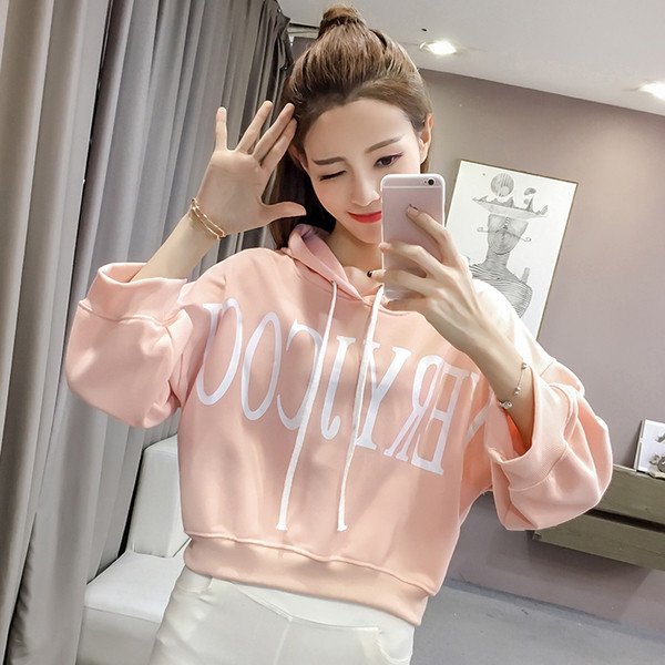 Γυναικεία αθλητικά ρούχα σε σύντομο σχέδιο με τριών χρωμάτων επιγραφή