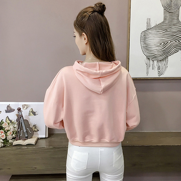 Γυναικεία αθλητικά ρούχα σε σύντομο σχέδιο με τριών χρωμάτων επιγραφή