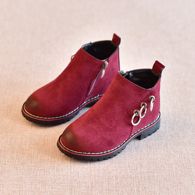 Παιδικές μπότες για κορίτσια σε τρία χρώματα με διακοσμητικά μεταλλικά δαχτυλίδια