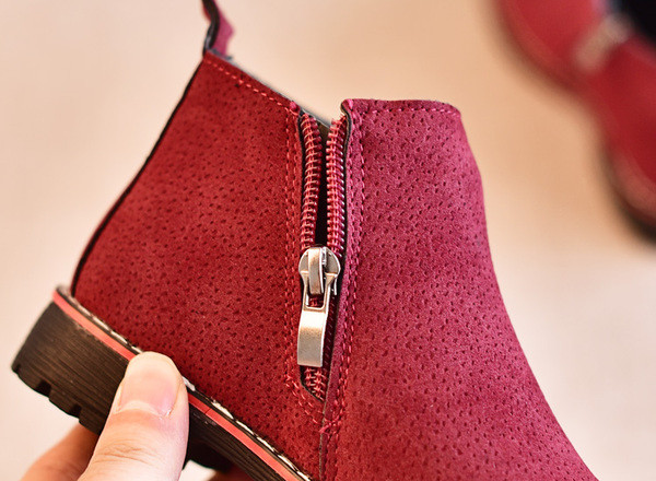 Παιδικές μπότες για κορίτσια σε τρία χρώματα με διακοσμητικά μεταλλικά δαχτυλίδια