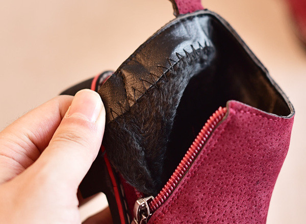 Παιδικές μπότες για κορίτσια σε τρία χρώματα με διακοσμητικά μεταλλικά δαχτυλίδια