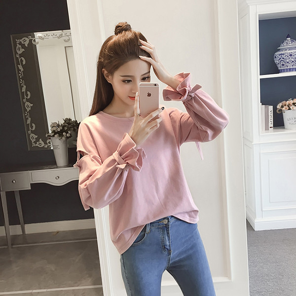 Изчистен ежедневен пуловер с О-образна яка с декоративни коланчета на ръкавите в два цвята