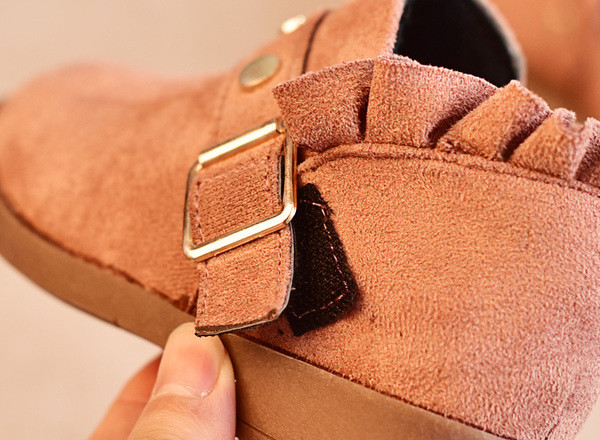 Παιδικές μπότες για κορίτσια με ιμάντα και μεταλλική διακόσμηση σε τρία χρώματα