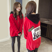 Γυναικεία casual freestyle μαγιό με έγχρωμη κουκούλα και πλάτη σε μαύρο και κόκκινο χρώμα