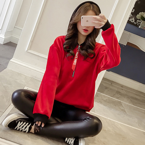 Γυναικεία casual freestyle μαγιό με έγχρωμη κουκούλα και πλάτη σε μαύρο και κόκκινο χρώμα