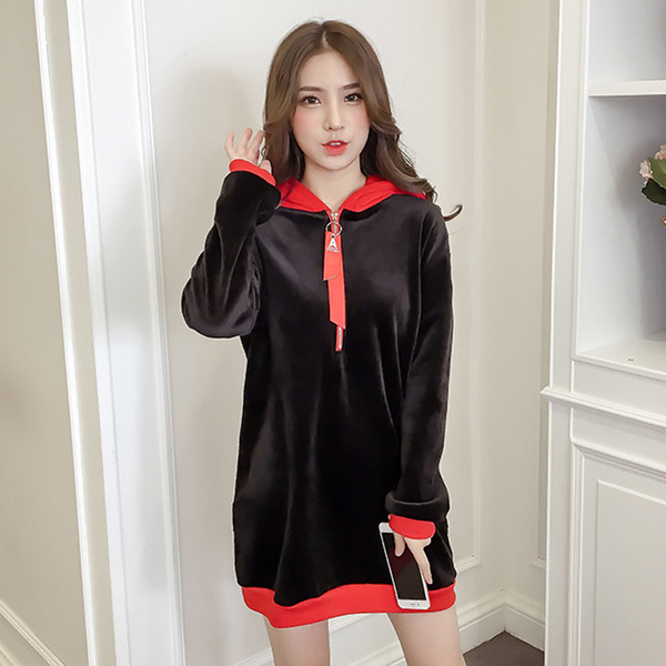 Γυναικεία casual freestyle μαγιό με έγχρωμη κουκούλα και πλάτη σε μαύρο και κόκκινο χρώμα