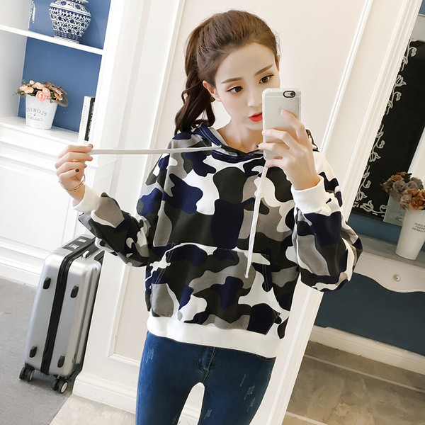 Дамски камуфлажен суичър с качулка