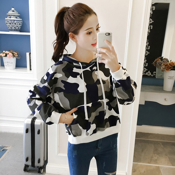 Дамски камуфлажен суичър с качулка