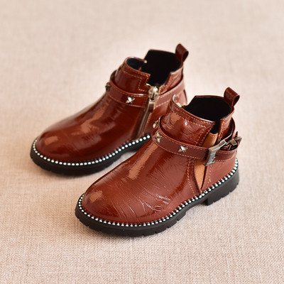 Μικρές παιδικές μπότες για κορίτσια με ιμάντα και ραβδί