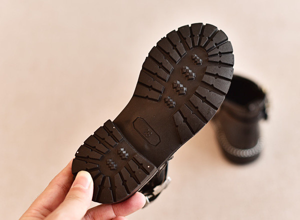 Μικρές παιδικές μπότες για κορίτσια με ιμάντα και ραβδί