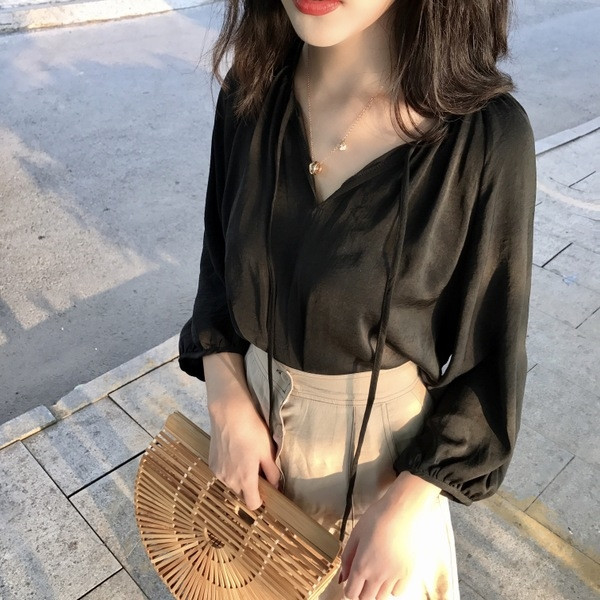 Κομψή γυναικεία μπλούζα με V-Shaped neckline και γραβάτες