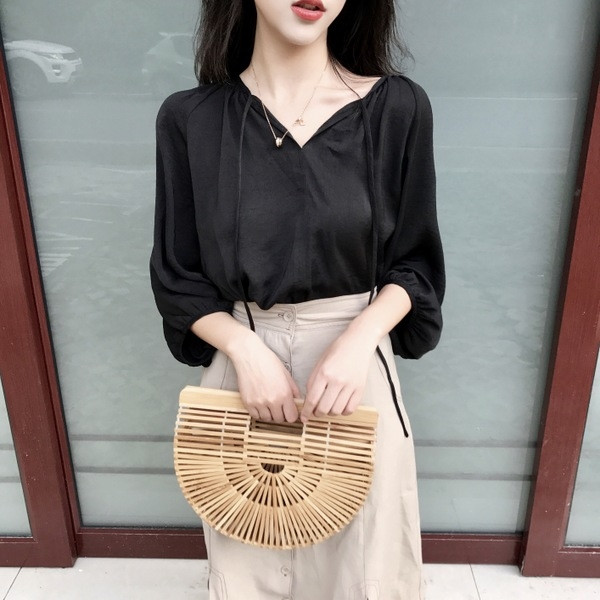 Κομψή γυναικεία μπλούζα με V-Shaped neckline και γραβάτες