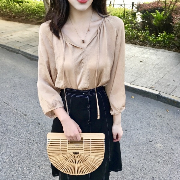 Κομψή γυναικεία μπλούζα με V-Shaped neckline και γραβάτες