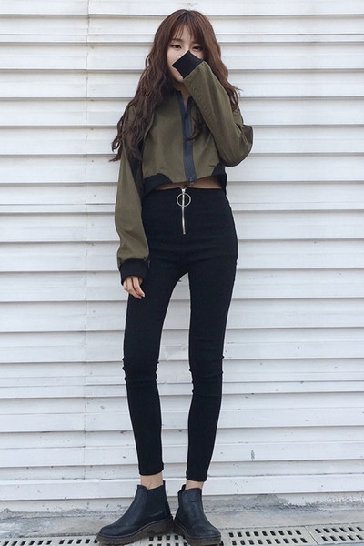 Κομψά παντελόνια με μπροστινό φερμουάρ σε μαύρο χρώμα