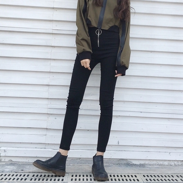 Κομψά παντελόνια με μπροστινό φερμουάρ σε μαύρο χρώμα