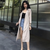 Κομψά μακρύ γυναικείο μπουφάν με μαύρο και μπεζ χρώμα με κουμπιά