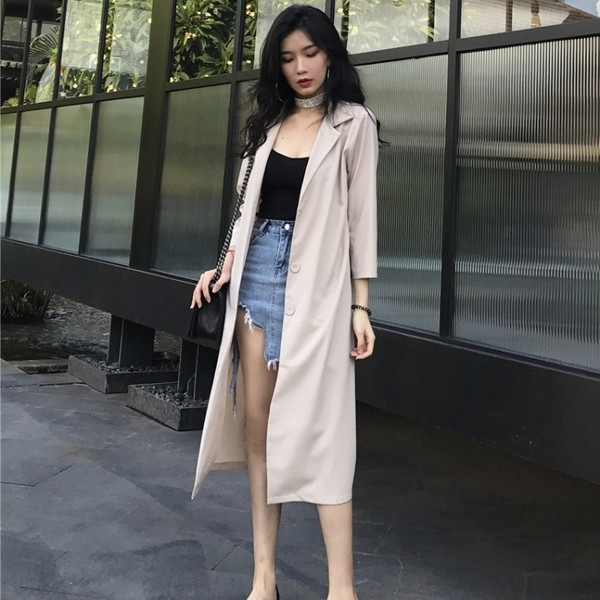 Κομψά μακρύ γυναικείο μπουφάν με μαύρο και μπεζ χρώμα με κουμπιά