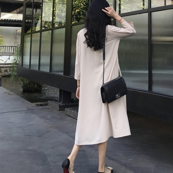 Κομψά μακρύ γυναικείο μπουφάν με μαύρο και μπεζ χρώμα με κουμπιά