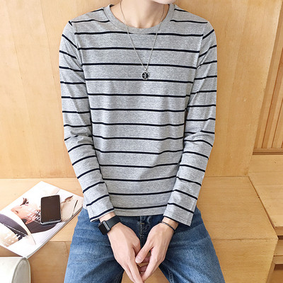 Μια μοντέρνα, καθημερινή μπλούζα άνδρας