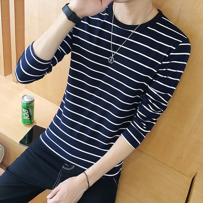 Μια μοντέρνα, καθημερινή μπλούζα άνδρας