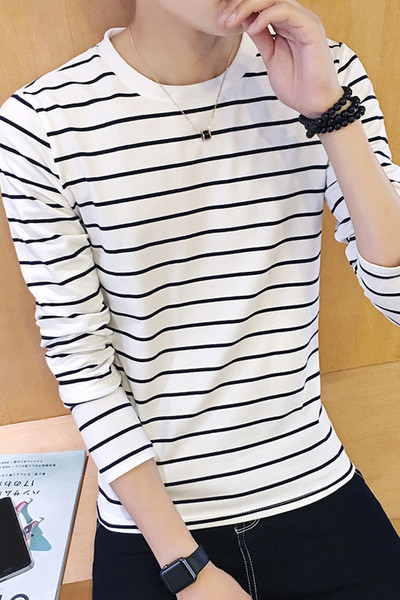 Μια μοντέρνα, καθημερινή μπλούζα άνδρας