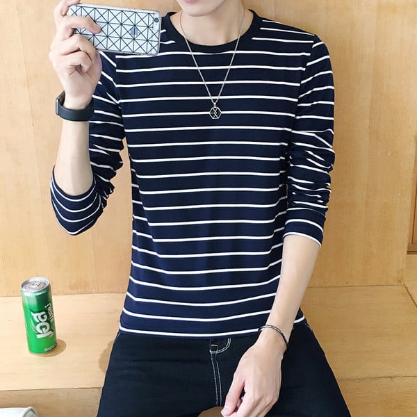 Μια μοντέρνα, καθημερινή μπλούζα άνδρας