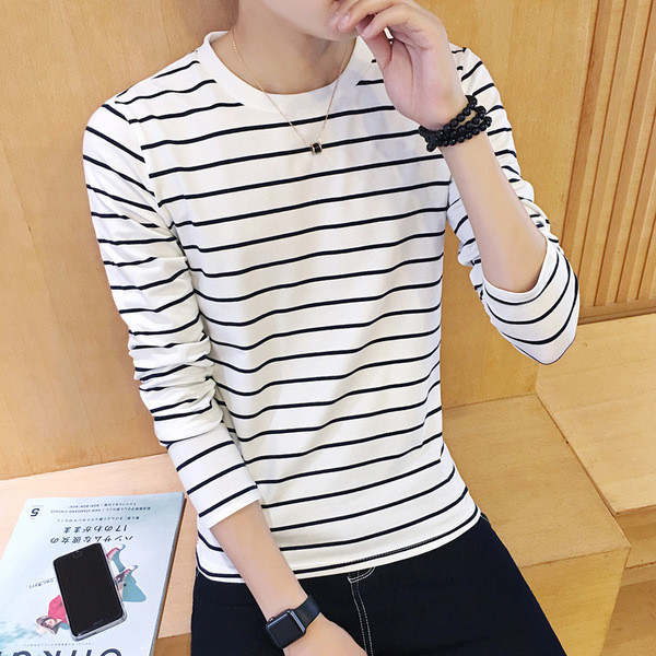 Μια μοντέρνα, καθημερινή μπλούζα άνδρας